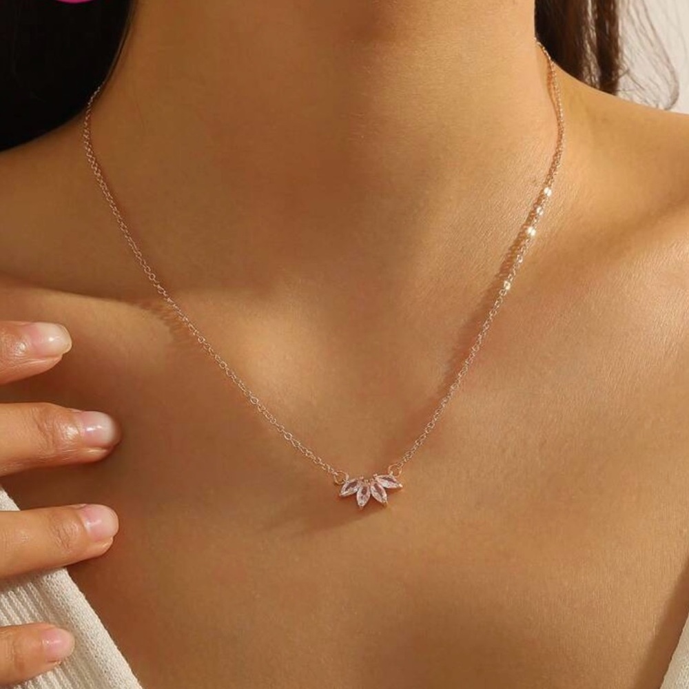 ⚠️Clearance Elegant Rose Gold Leaf Pendant Necklace